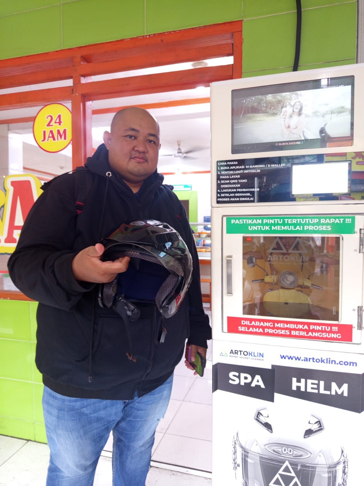 Artoklin customer presenting his helmet