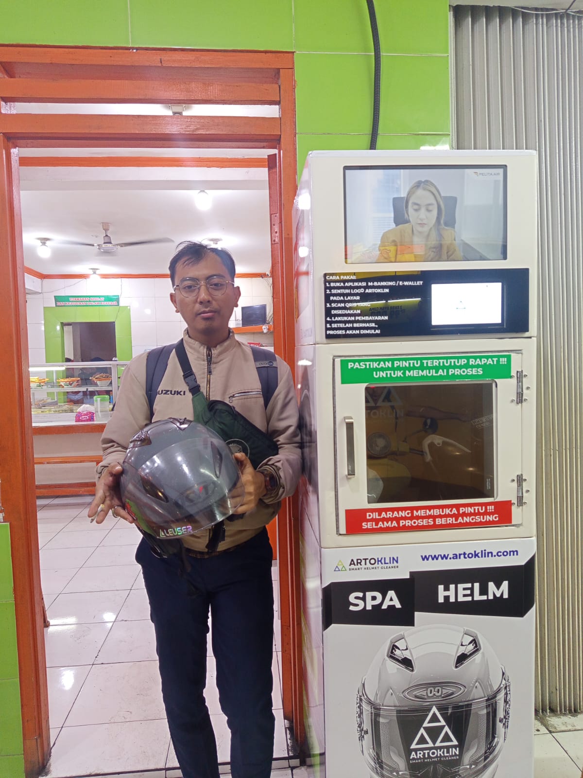Customer presenting a helmet at the Artoklin machine